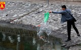 Xem người dân Hà Nội thả cá chép tiễn Táo quân